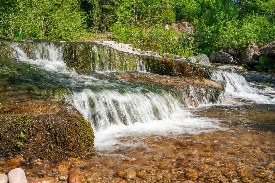Etappe 3: kleiner Wasserfall in einem Bach